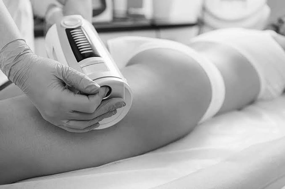 Zabieg endosfery w studiu Massage 4 You w Poznaniu - głowica prowadzona po udzie