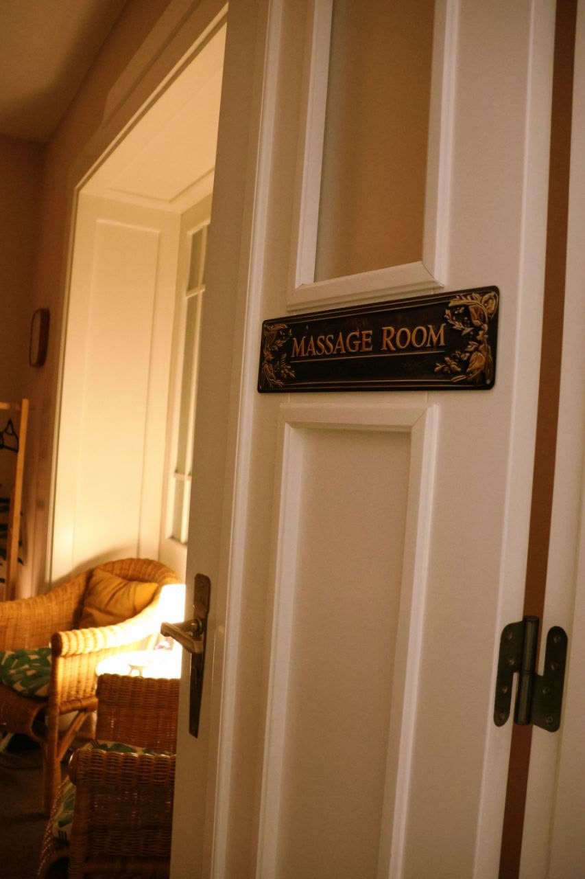 Drzwi gabinetu z tabliczką „Massage Room” w studiu Massage 4 You w Poznaniu