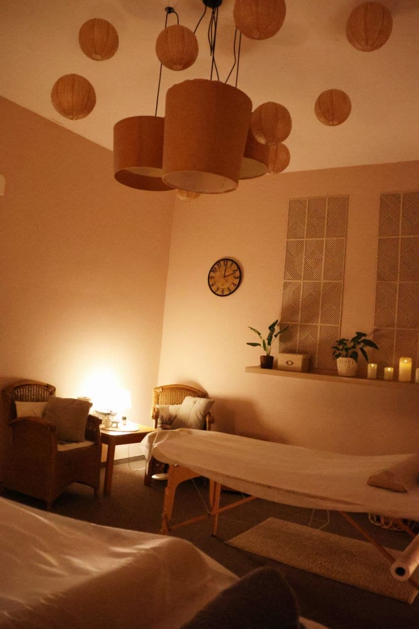 Przestronny gabinet z lampionami pod sufitem i wiklinowymi fotelami