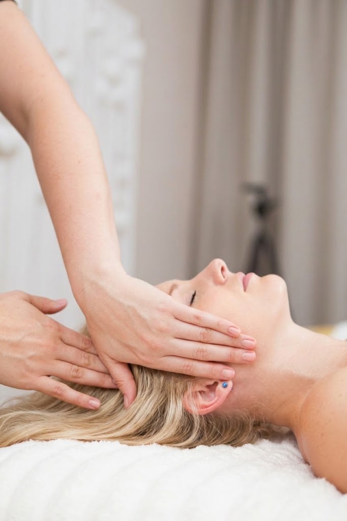 Masaż Kobido — dłonie terapeutki pracują nad twarzą i skronią klientki w studiu Massage 4 You w Poznaniu