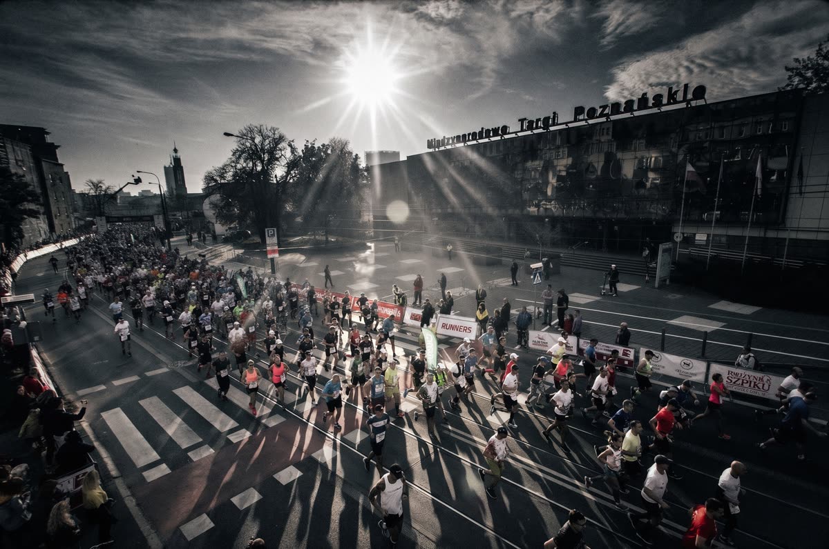 Start maratonu w Poznaniu - biegacze mijają Międzynarodowe Targi Poznańskie