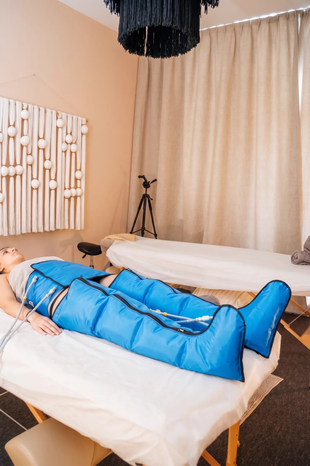 Presoterapia w Poznaniu - kombinezon uciskowy podczas zabiegu
